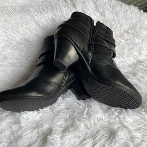 NWOB Bare traps “RENISE” ankle boots size 8.5 M